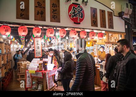 Nishiki Markt Kyoto, April 2023, Kunden Schlange für Sake und gekochtes Street Food, Japan, Asien Stockfoto