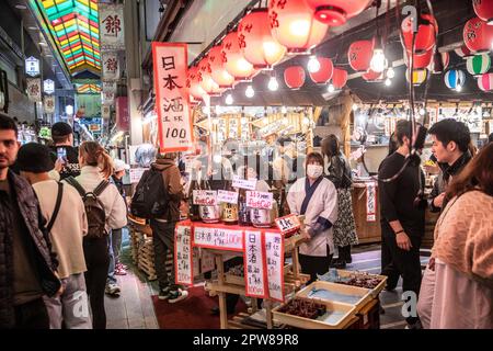 Nishiki Markt Kyoto, April 2023, Kunden Schlange für Sake und gekochtes Street Food, Japan, Asien Stockfoto