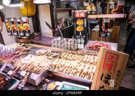 Nishiki Markt Kyoto April 2023, japanischer Laden, der Street Food Fleisch Kebabs Spieße verkauft, Japan, Asien Stockfoto