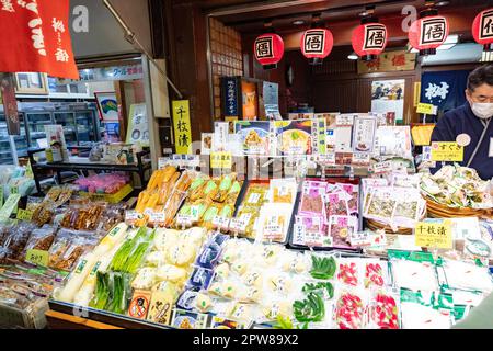 Nishiki Markt Kyoto April 2023, japanischer Laden, der Lebensmittel und Gemüse auf dem Markt verkauft, Japan, Asien Stockfoto