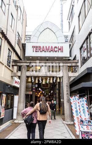 Termamachi Straße Kyoto und Eintritt zum Nishiki Markt, Kyoto, Japan, 2023 Stockfoto