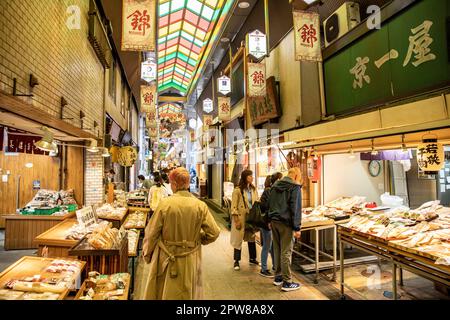 Nishiki Markt Kyoto 2023. April, Einkäufer im Nishiki-Indoor-Markt im Zentrum von Kyoto, Japan, Asien Stockfoto