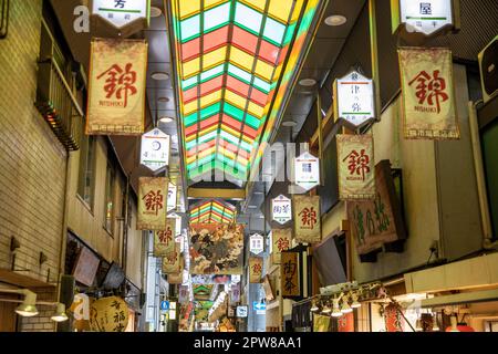 Nishiki Markt in Kyoto, April 2023, beliebter überdachter Einkaufsmarkt in der Innenstadt von Kyoto, Japan, Asien Stockfoto