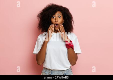 Süße junge Frau in großer Überraschung während des Verkaufsschlags. Hochwertiges Foto Stockfoto