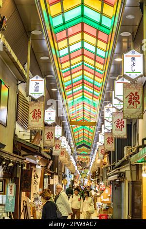 Nishiki Markt in Kyoto, April 2023, beliebter überdachter Einkaufsmarkt in der Innenstadt von Kyoto, Japan, Asien Stockfoto