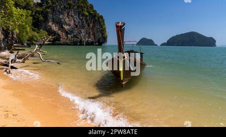 Langboot am Strand von Phang Nga Bay Stockfoto