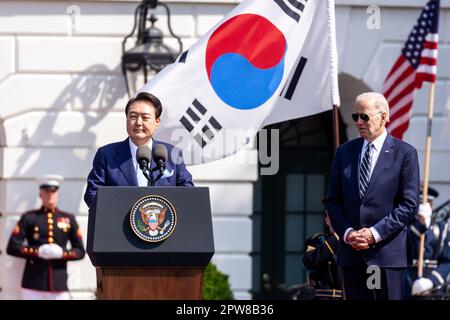 Washington, Usa. 26. April 2023. Präsident Yoon Suk Yeol von der Republik Korea spricht während einer Ankunftszeremonie für seinen Staatsbesuch im Weißen Haus. Er und Präsident Joe Biden werden über die Allianz zwischen den USA und Südkorea sprechen und darüber, wie sie für weitere Interessen in Ostasien genutzt werden kann. Eine gemeinsame Pressekonferenz und ein staatliches Dinner werden folgen. Kredit: SOPA Images Limited/Alamy Live News Stockfoto