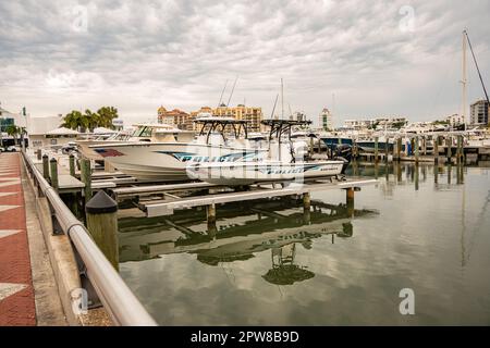 Sarasota, Florida, USA - 24. April 2023: Freedom Boat Club - Sarasota Marina Jack in Sarasota, Florida Stockfoto