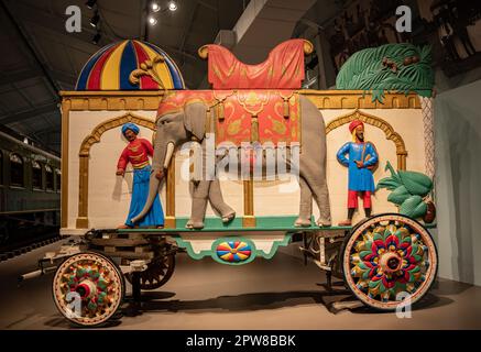 Sarasota, Florida, USA - 24. April 2023: John Ringling Museum of Circus and Art. Bunte Kutschen, die vom Zirkus für Paraden genutzt werden Stockfoto