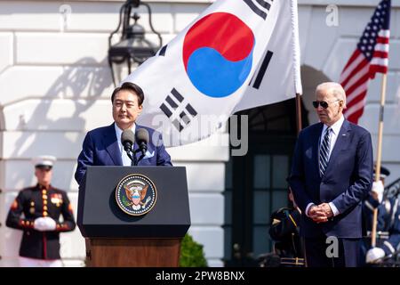 Washington, DC, USA. 26. April 2023. Präsident Yoon Suk Yeol von der Republik Korea spricht während einer Ankunftszeremonie für seinen Staatsbesuch im Weißen Haus. Er und Präsident Joe Biden werden über die Allianz zwischen den USA und Südkorea sprechen und darüber, wie sie für weitere Interessen in Ostasien genutzt werden kann. Eine gemeinsame Pressekonferenz und ein staatliches Dinner werden folgen. (Kreditbild: © Allison Bailey/SOPA Images via ZUMA Press Wire) NUR REDAKTIONELLE VERWENDUNG! Nicht für den kommerziellen GEBRAUCH! Stockfoto