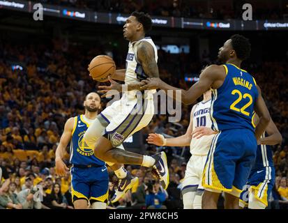 San Francisco, Kalifornien, USA. 28. April 2023. Sacramento Kings Guard Malik Monk (0) fährt am Mittwoch, den 28. April 2023, in Spiel 6 der ersten Runde der NBA-Playoff-Reihe im Chase Center vorbei an Golden State Warriors Forward Andrew Wiggins (22) zum Korb. (Kreditbild: © Paul Kitagaki Jr./ZUMA Press Wire) NUR REDAKTIONELLE VERWENDUNG! Nicht für den kommerziellen GEBRAUCH! Stockfoto