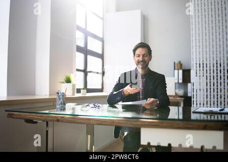 Dezentrale Einzahlung Per Mobiltelefon. Aktivieren Sie „Erfassen“ Stockfoto