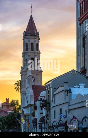 Wunderschöner Sonnenuntergang über dem Flagler College und der Kathedrale St. aus dem 18. Jahrhundert Augustine im historischen St. Augustine, Florida. (USA) Stockfoto