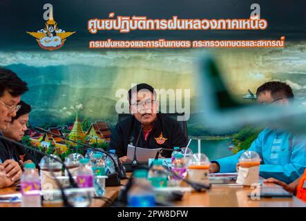 Der Generaldirektor der Abteilung für Royal Rainmaking and Agricultural Aviation, Supit Pitaktham (C), fasst die Ergebnisse der Royal Rainmaking Operations, der Mission zur Linderung von Dunst-, Waldbrand- und Staubproblemen in der nördlichen Region im Northern Royal Rainmaking Operation Center in Chiang Mai zusammen. Im Norden Thailands wurden die Staubprobleme gelöst, nachdem das Ministerium für königliche Regenherstellung und Landwirtschaftliche Luftfahrt Truppen und Ausrüstung mobilisierte, Operationen startete, Wasser fliegt und spritzt, um Staub- und Rauchprobleme zu lindern und königlichen Regen zu erzeugen. (Foto: Pongmanat Tas Stockfoto