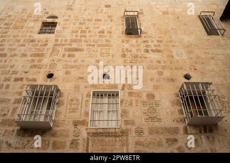 Jerusalem, Israel - 12. November 2022: Typische Fenster und Wanddekorationen im armenischen Viertel, Jerusalem, Israel. Stockfoto