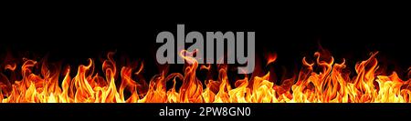 Flammen auf schwarzem Hintergrund abfeuern. Feuern Sie feurigen Hintergrund, rote Flammen, Funken und welligen weißen Rauch auf schwarzem Hintergrund ab. Flammeneffekt mit brennender Tanne Stockfoto