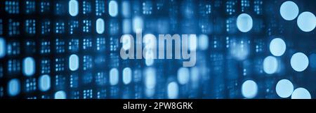 Blaue digitale Binärdaten auf dem Computerbildschirm mit Bokeh. Abstrakter informationstechnischer Hintergrund. Hintergrund der digitalen binären Codematrix. Nahaufnahme mit Stockfoto
