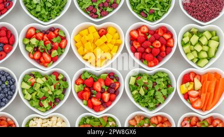 Gesundes Herzessen. Gesunde Lebensmittel Saubere Essauswahl: Obst, Gemüse, Samen, Superfood, Gemüse auf grauem Betonhintergrund. Gesunde Ernährung. Gene Stockfoto