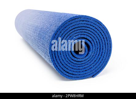 Eine Rolle die blaue Yogamatte für Fitness und Pilates auf weißem Hintergrund, isoliert mit Clipping-Pfad Stockfoto