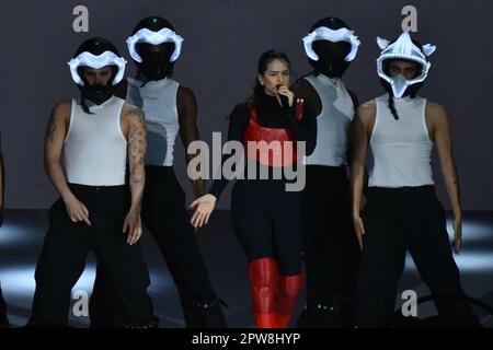 28. April 2023, Mexiko-Stadt, Mexiko: Spanische Popmusiksängerin Rosalia, 30, bekannt als „Motomami“, tritt auf der Bühne auf, während eines kostenlosen Konzerts, das von der mexikanischen Regierung auf dem Zocalo-Platz organisiert wird. Am 28. April 2023 in Mexico City, Mexiko. (Foto: Carlos Tischler/Eyepix Group) Guthaben: Eyepix Group/Alamy Live News Stockfoto