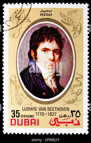 MOSKAU, RUSSLAND - 08. APRIL 2023: Poststempel in Dubai zeigt Ludwig van Beethoven (1770-1827), Komponist, Famous People (II) Serie, circa 1972 Stockfoto