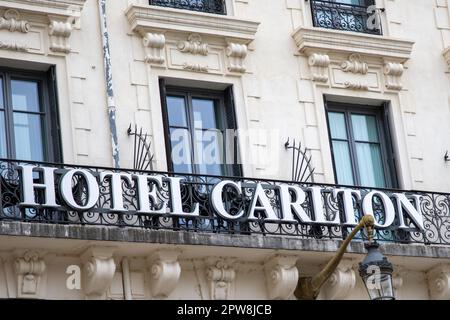 lyon , Aura Frankreich - 04 24 2023 : Carlton Hotel Text Brand and Logo sign on Wall Facade Historic Hotel Luxury Balconette Signboard in lyon french City Stockfoto