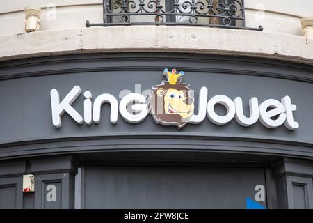 Bordeaux , Aquitaine Frankreich - 04 20 2023 : King Jouet Boutique Spiel und Kinderspielwarenladen Logo Kinder Babyspielzeug Markentext auf Kettenfassade Stockfoto