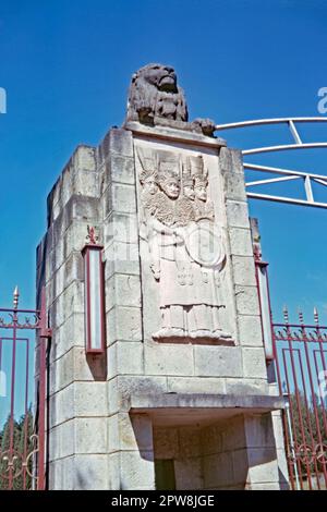 1974 Blick auf einen der beiden großen Torpfosten am Eingang zum Jubilee Palace (heute Nationalpalast) in Addis Abeba, Äthiopien. Die Torpfähle haben Löwen über einem Reliefbild, das Krieger mit Speeren und Schilden darstellt. Der Palast ist die offizielle Residenz des Präsidenten und wurde 1955 anlässlich des Silbernen Jubiläums von Kaiser Haile Selassie erbaut. 2019 kündigte die Regierung an, dass sie eine neue offizielle Präsidentenresidenz errichten werde, wonach der Nationalpalast ein Museum werden sollte. Dieses Bild stammt von einer alten Amateur-35-mm-Farbdurchlässigkeit – ein Vintage-Foto aus den 1970er Jahren. Stockfoto