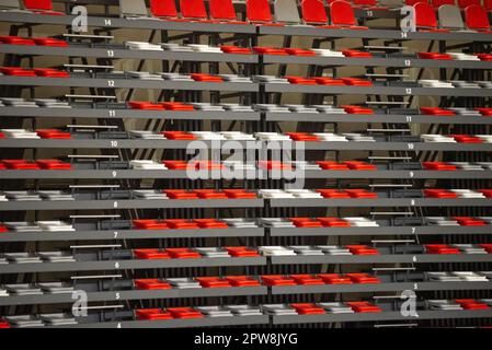 Sitze im Stadion. Geringe Tiefenschärfe. Stockfoto