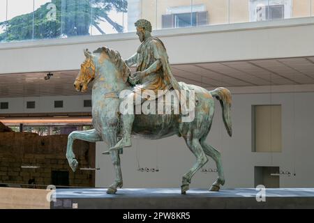 Rom, Italien, Marcus Aurelius Exedra Bronze Reiterstatue aus ca. 176-180 v. Chr. in den Kapitolinischen Museen, Palazzo dei Conservatori. Stockfoto