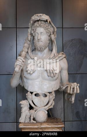 Büste des Kaisers Commodus als Herkules aus dem Jahre 180-193 n. Chr. in den Kapitolinischen Museen, Hallen des Horti Lamiani, Palazzo dei Conservatori, Rom, Italien. Stockfoto