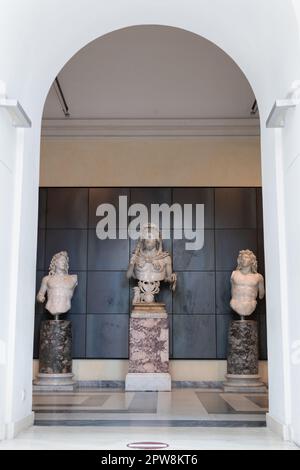 Büste des Kaisers Commodus als Herkules flankiert von Tritonen, antiken Skulpturen in den Kapitolinischen Museen, Hallen des Horti Lamiani, Palazzo dei Konservator Stockfoto