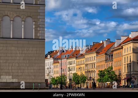 Die Skyline von Warschau bei Sonnenaufgang in Polen. Eine Reihe historischer Herrenhäuser in der Krakowskie Przedmieście Straße, dem Glockenturm der St. Anne Church auf der Stockfoto