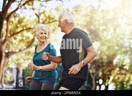 Wie wäre es, wenn ich dich bis zum Ende ein Seniorenpaar für einen gemeinsamen Lauf mache? Stockfoto