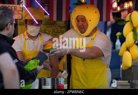 Richmond, Kanada. 28. April 2023. Am 28. April 2023 übergibt ein Lebensmittelhändler seinen Kunden auf dem Richmond Night Market in Richmond, British Columbia, Kanada, Snacks. Kredit: Liang Sen/Xinhua/Alamy Live News Stockfoto