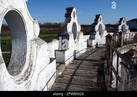 Zisterne aus dem 17. Jahrhundert der Herdade da Mitra, teilweise Blick vom Rundgang, in der Nähe des Dorfes Valverde in Alentejo, Evora, Portugal Stockfoto