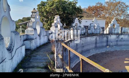 Zisterne aus dem 17. Jahrhundert der Herdade da Mitra, teilweise Blick vom Rundgang, in der Nähe des Dorfes Valverde in Alentejo, Evora, Portugal Stockfoto