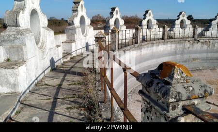 Zisterne aus dem 17. Jahrhundert der Herdade da Mitra, teilweise Blick vom Rundgang, in der Nähe des Dorfes Valverde in Alentejo, Evora, Portugal Stockfoto