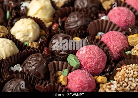 Köstliche Trüffel- oder Pralinenschokolade. Gourmet-Schokoladenbonbons oder Pralinen. Schließen Stockfoto