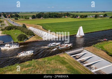 Niederlande, Hommerts, Aquadukt, Aquädukt, das den Jeltesloot-Kanal durchquert. Kleine Yachten und Lemmer Aak Segelboot. Luftaufnahme. Stockfoto