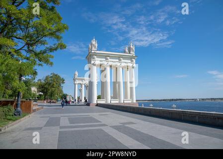 WOLGOGRAD, RUSSLAND - 19. SEPTEMBER 2021: Sonniger Tag am Wolgograder Ufer Stockfoto