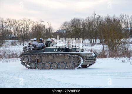 SANKT PETERSBURG, RUSSLAND - 05. FEBRUAR 2023: Deutsche Soldaten auf Sturmgeschütz III (StuG III). Rekonstruktion der Schlacht von Stalingrad Stockfoto