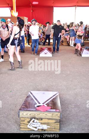 Indio, Kalifornien, 28. April 2023 - Teilnehmer des Stagecoach Country Music Festivals spielen Maisloch-Spiel. Foto: Ken Howard/Alamy Live News Stockfoto