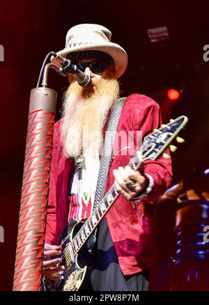 Indio, Kalifornien, 28. April 2023 - Billy Gibbons von ZZ Top tritt auf der Bühne des Stagecoach Country Music Festivals auf. Foto: Ken Howard/Alamy Live News Stockfoto