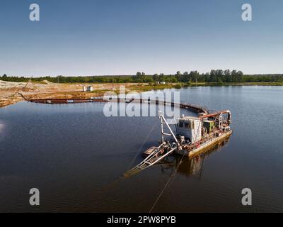 Der nachlaufende Saugtrichter zieht den Schlamm auf den Fluss Stockfoto