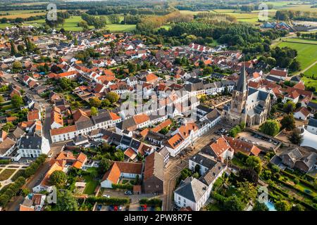 Die Niederlande, Thorn, das Dorf ist bekannt als weißes Dorf für seine weiß getünchten Ziegelhäuser im historischen Zentrum der Stadt. Luftaufnahme. Stockfoto