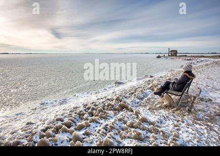 Niederlande, Volendam, Hafen, Winter, gefroren, Frost, Eis, Frau. Markermeer. Stockfoto