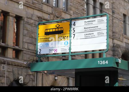 Helsinki, Finnland - 20. August 2022: Nahaufnahme der Straßenbahnhaltestelle Alexksanterinkatu, Schild für 2, 4, 5 und 7. Stockfoto