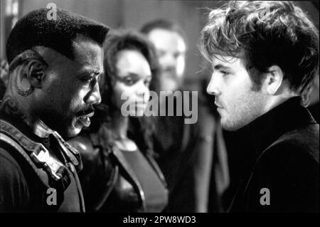 WESLEY SNIPES N'BUSHE WRIGHT und STEPHEN DORFF in BLADE 1998 Regisseur STEPHEN NORRINGTON Autor David S. Goyer Musik Mark Isham Kostümdesigner Sanja Milkovic Hays Amen Ra Films / imaginäre Kräfte / Marvel Enterprises / New Line Cinema Stockfoto