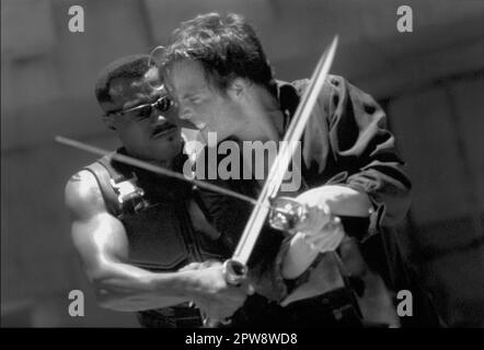 WESLEY SNIPES und STEPHEN DORFF in BLADE 1998 Regisseur STEPHEN NORRINGTON Autor David S. Goyer Musik Mark Isham Kostümdesignerin Sanja Milkovic Hays Amen Ra Films / Imaginary Forces / Marvel Enterprises / New Line Cinema Stockfoto